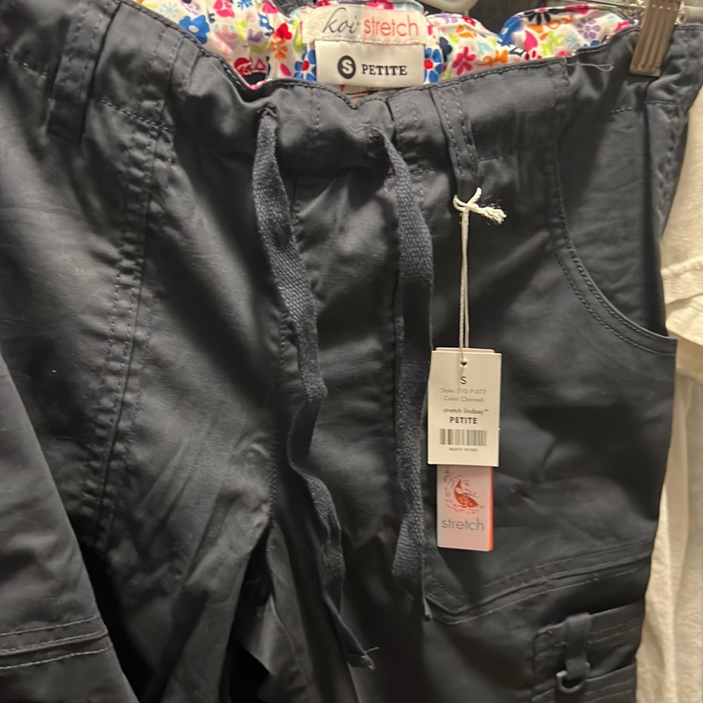 NWT Koi Lindsey stretch scrub pants size petite small.